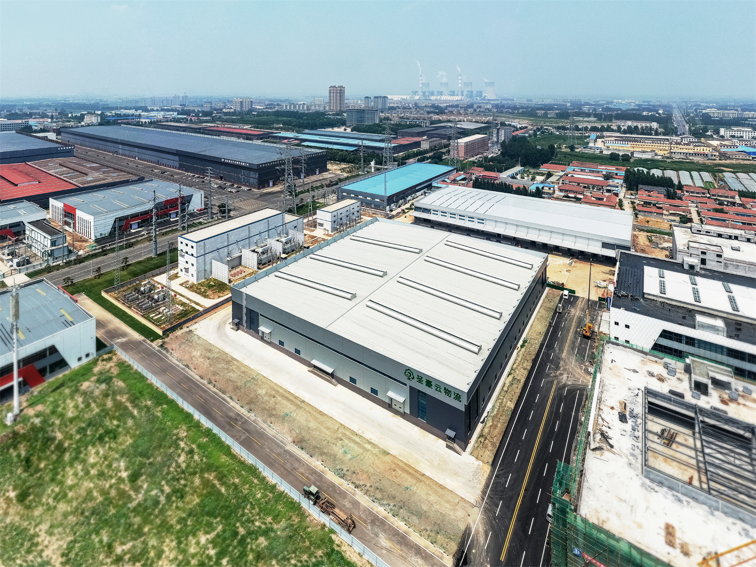 With equal emphasis on function and beauty, green building materials help the construction of logistics center(图1)